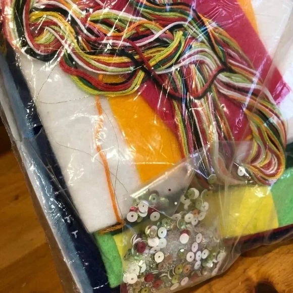 Design Works Felt Snowman Christmas Card Holder Kit - Picture 6 of 7